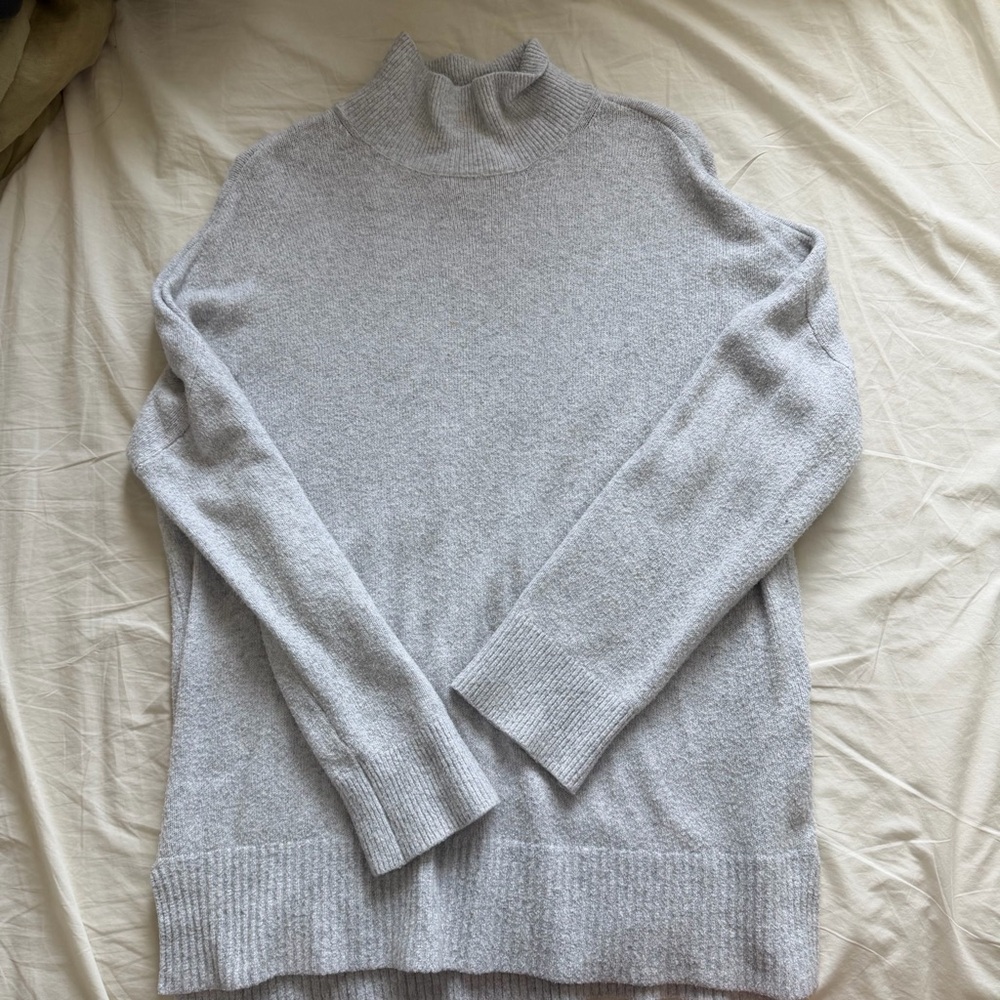 Abercrombie & Fitch Light Gray Turtleneck Sweater